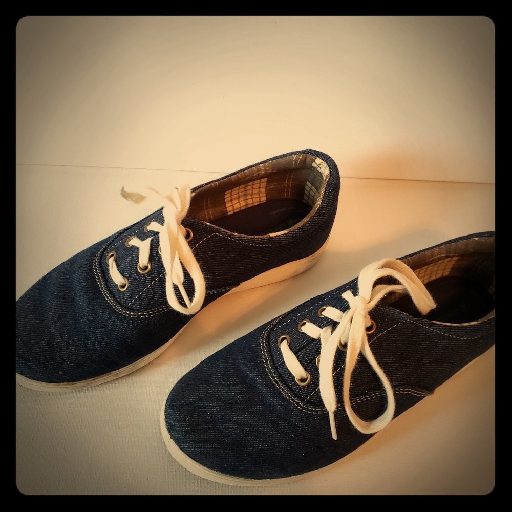 Tennis shoes